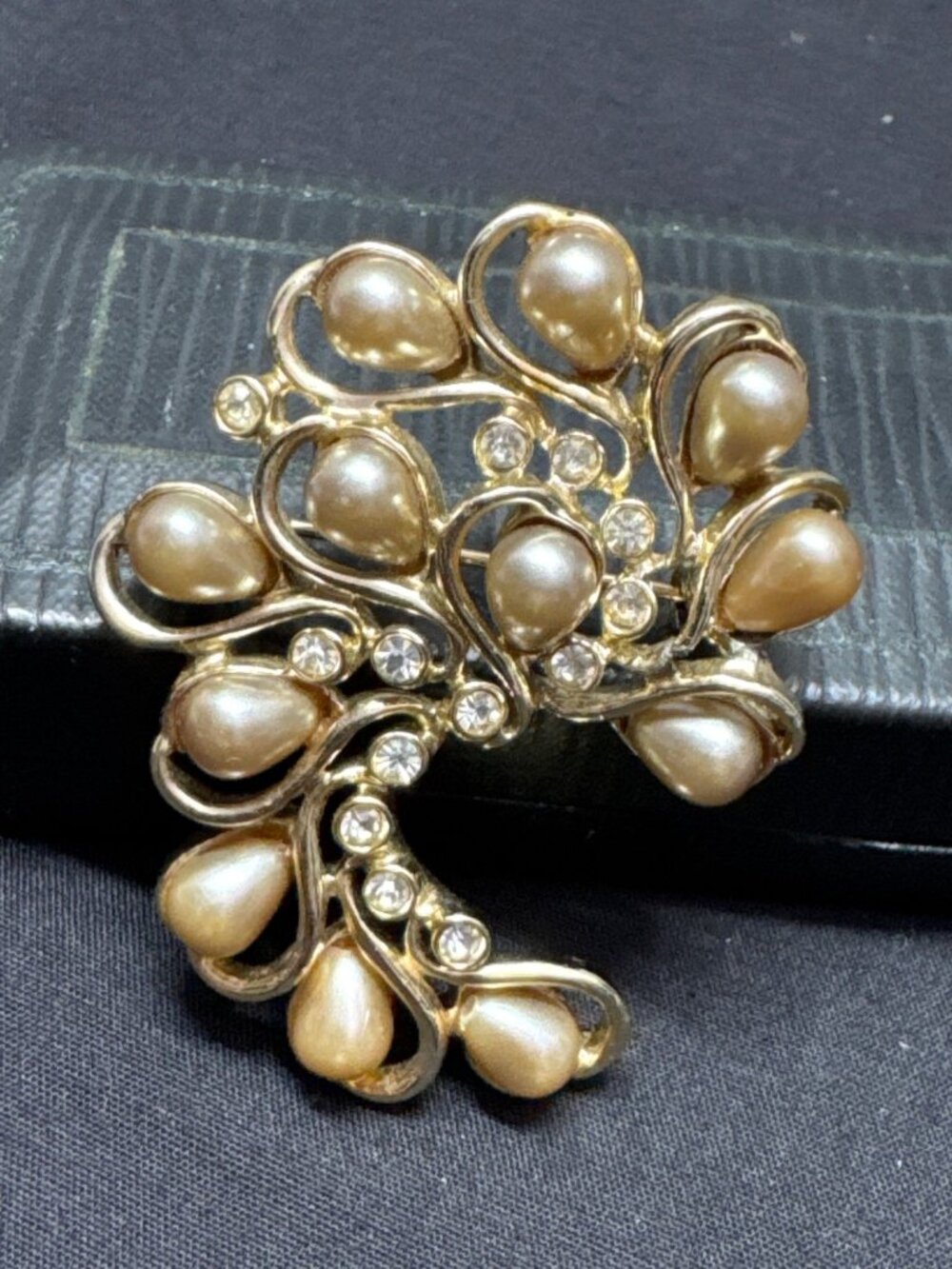 Vintage Sarah Coventry Gold Tone Brooch With Faux Pearl & Rhinestone Accents Flo